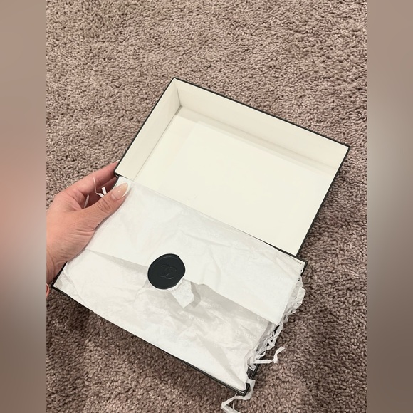 CHANEL gift box - Picture 3 of 5